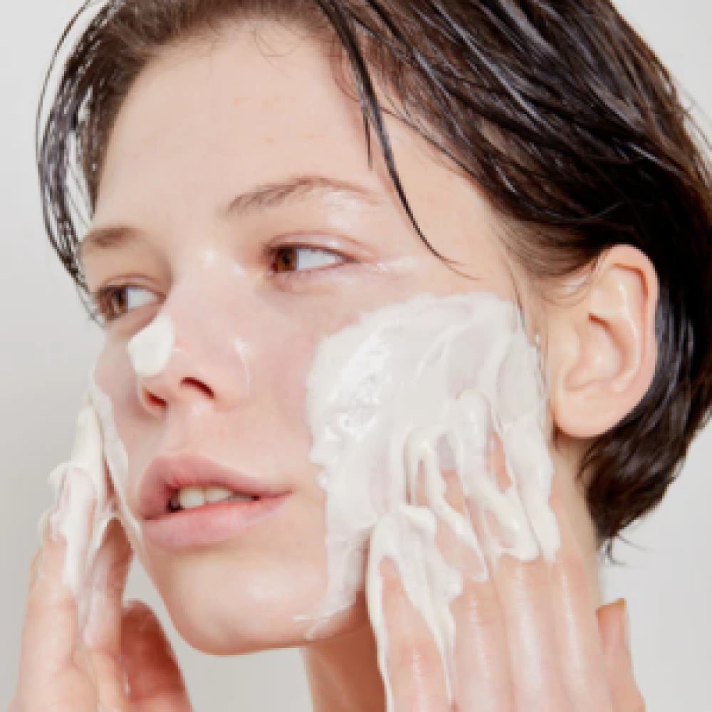 SKIN1004 Madagascar Centella Tea-trica BHA Foam 125ml : femme applique une mousse au centella, marque en contexte soins visage.