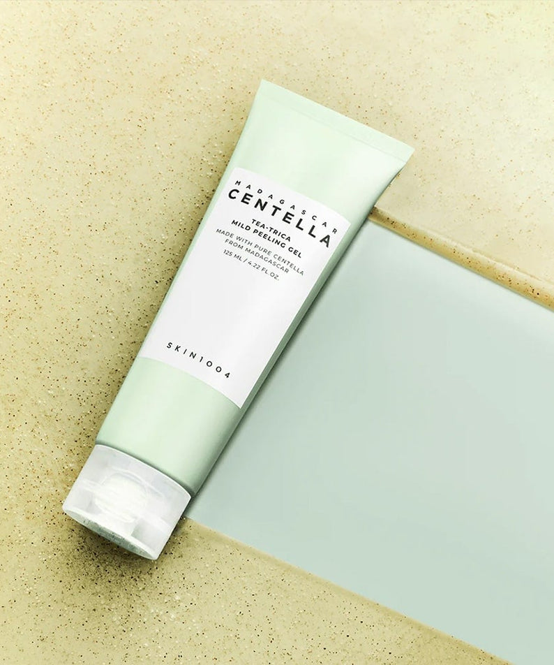 SKIN1004 Madagascar Centella Tea-trica Mild Peeling Gel 125ml, tube crème sur fond beige, visuel produit de la marque SKIN1004