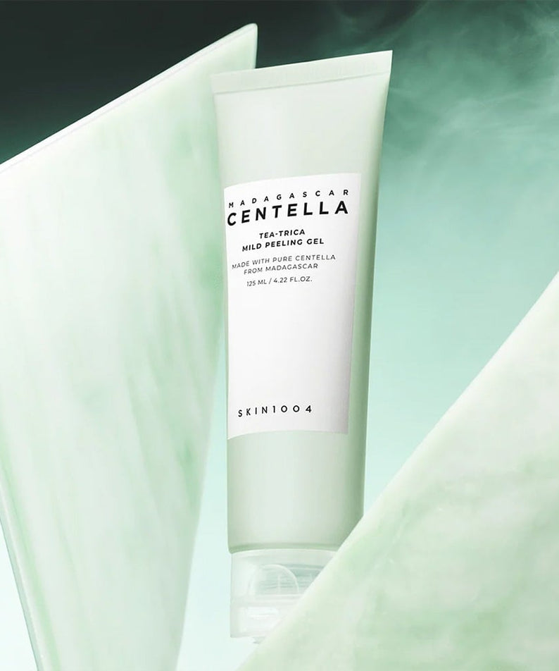SKIN1004 Madagascar Centella Tea-trica Mild Peeling Gel 125ml de la marque SKIN1004, tube sur fond vert pastel