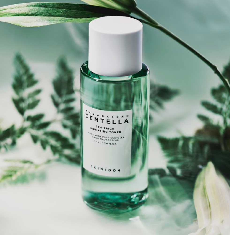 SKIN1004 Madagascar Centella Tea-trica Purifying Toner 210ml, flacon SKIN1004 sur fond végétal, style skincare.