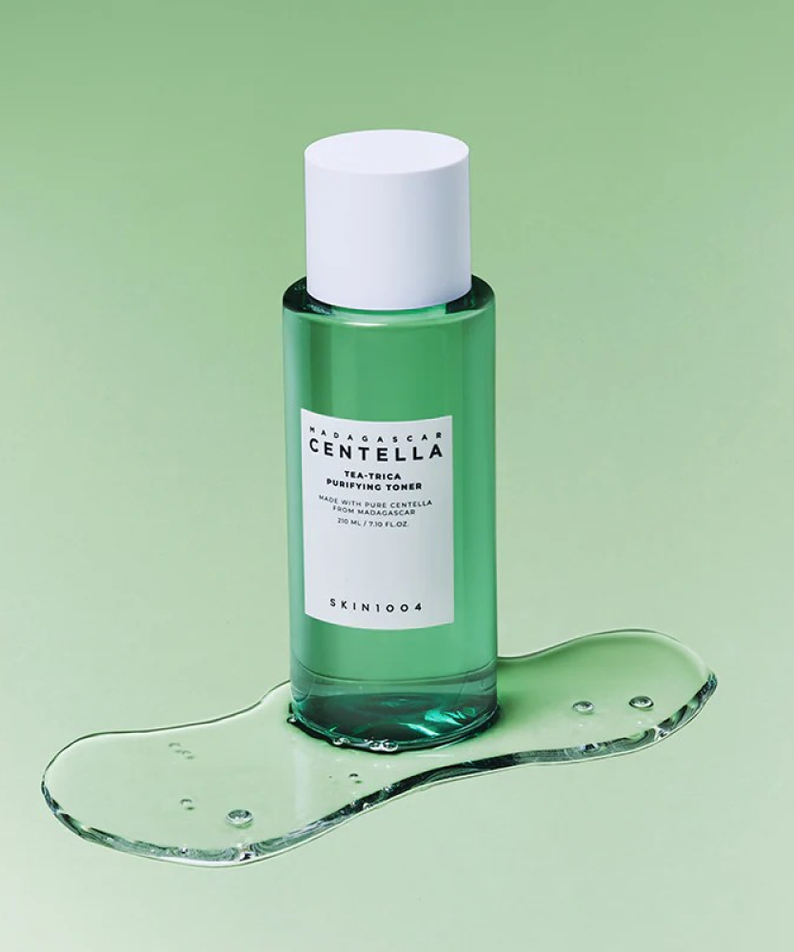 SKIN1004 Madagascar Centella Tea-trica Purifying Toner 210ml de SKIN1004, bouteille verte sur fond vert pastel.