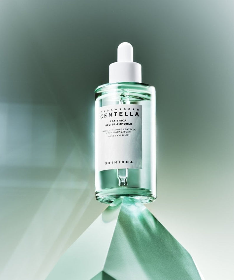 SKIN1004 Madagascar Centella Tea-trica Relief Ampoule 100ml de la marque SKIN1004, flacon sérum sur fond vert