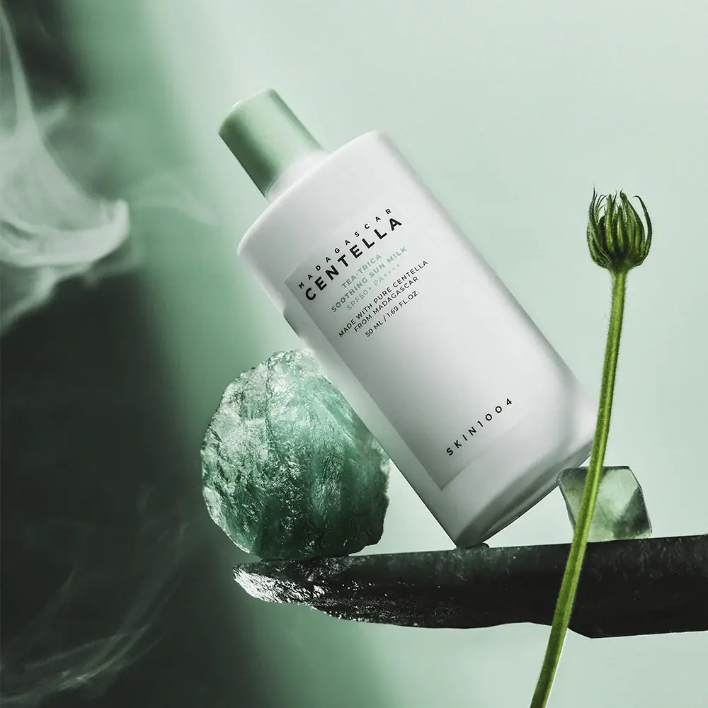 SKIN1004 Madagascar Centella Tea-trica Soothing Sun Milk 50ml : photo produit SKIN1004, fond vert, goutte et plante centella