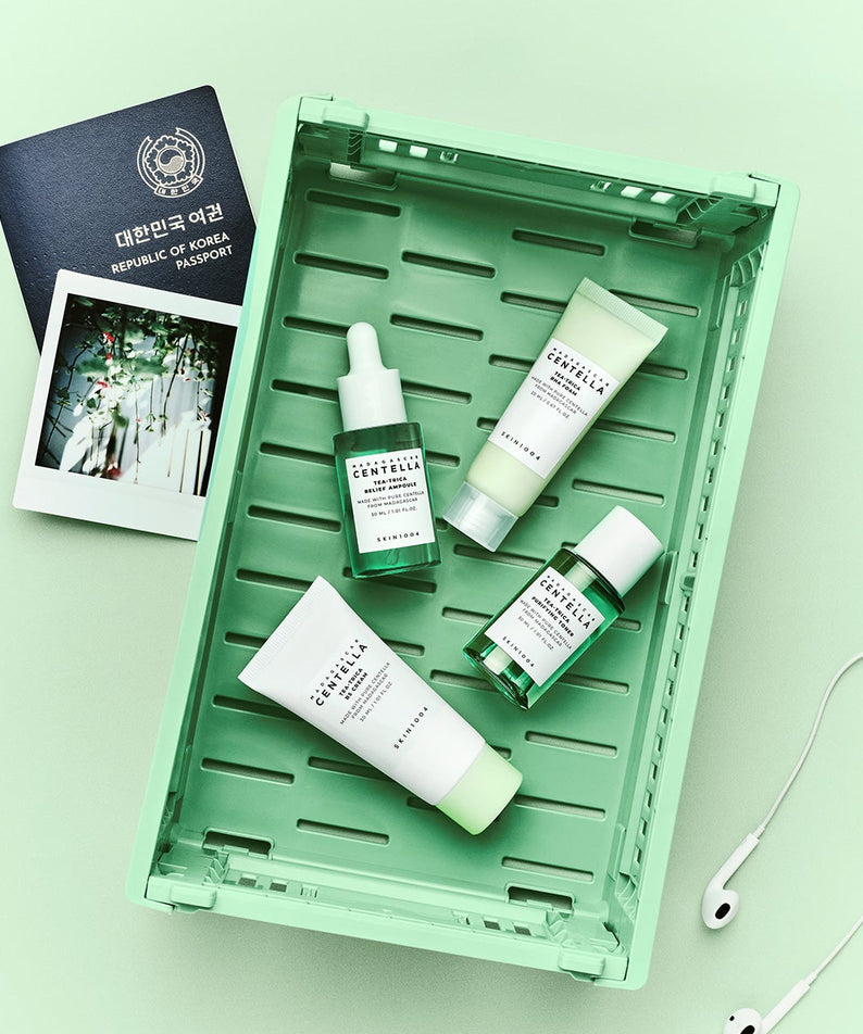 SKIN1004 Madagascar Centella Teatrica Travel Kit de SKIN1004, coffret vert avec flacons et textures, fond clair