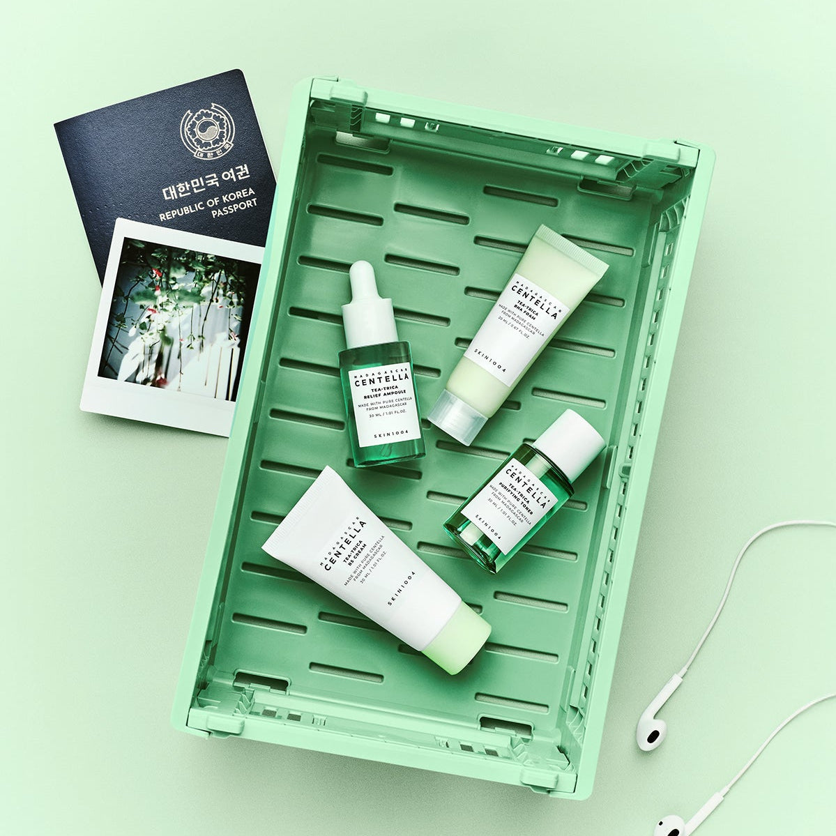 SKIN1004 Madagascar Centella Teatrica Travel Kit de SKIN1004, coffret vert avec flacons et textures, fond clair