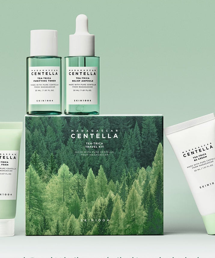 SKIN1004 Madagascar Centella Teatrica Travel Kit de SKIN1004 sur fond vert, flacons et tubes Centella.