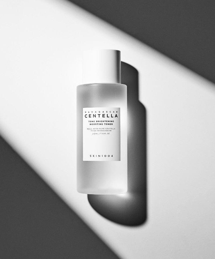 SKIN1004 Madagascar Centella Tone Brightening Boosting Toner 210ml de SKIN1004, flacon sur fond noir et blanc.