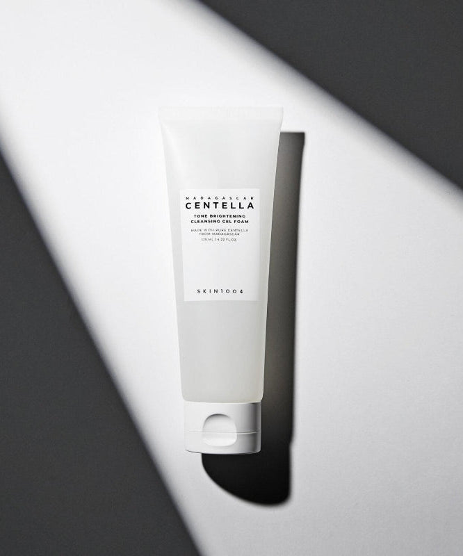 SKIN1004 Madagascar Centella Tone Brightening Cleansing Gel Foam 125ml sur fond noir et blanc, tube produit SKIN1004