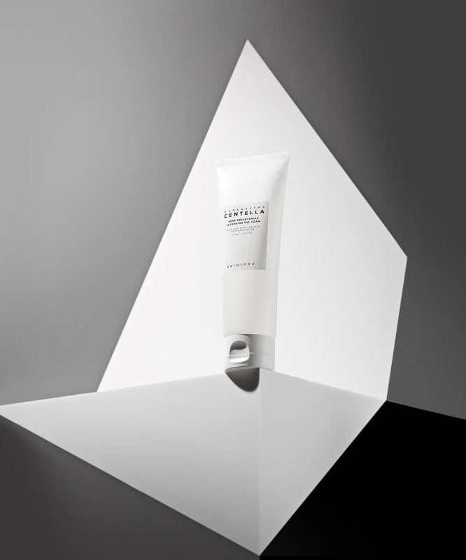 SKIN1004 Madagascar Centella Tone Brightening Cleansing Gel Foam 125ml, tube blanc sur fond géométrique, contexte studio.