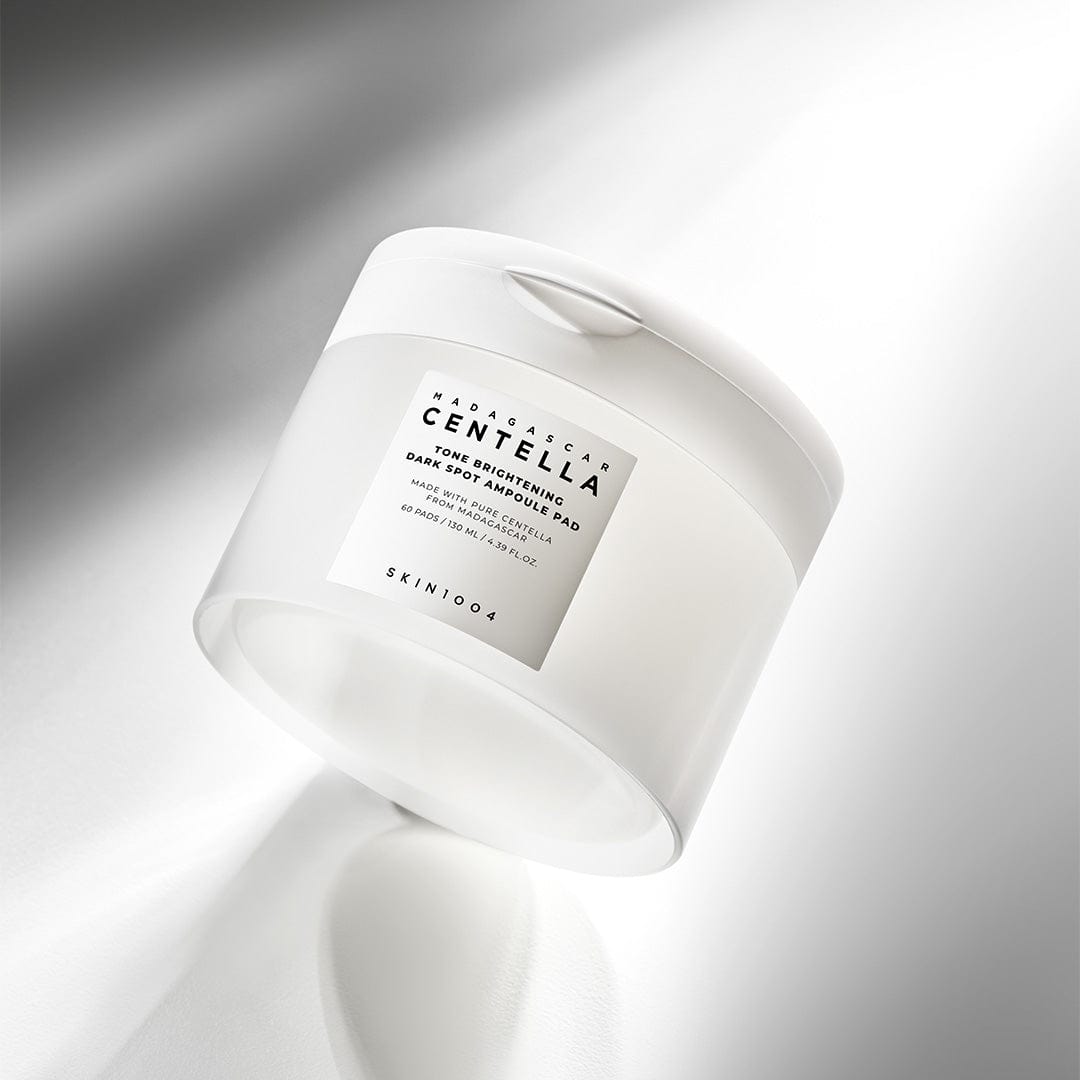 SKIN1004 Madagascar Centella Tone Brightening Dark Spot Ampoule Pads (60 sheets) de marque SKIN1004, pot blanc sur fond gris