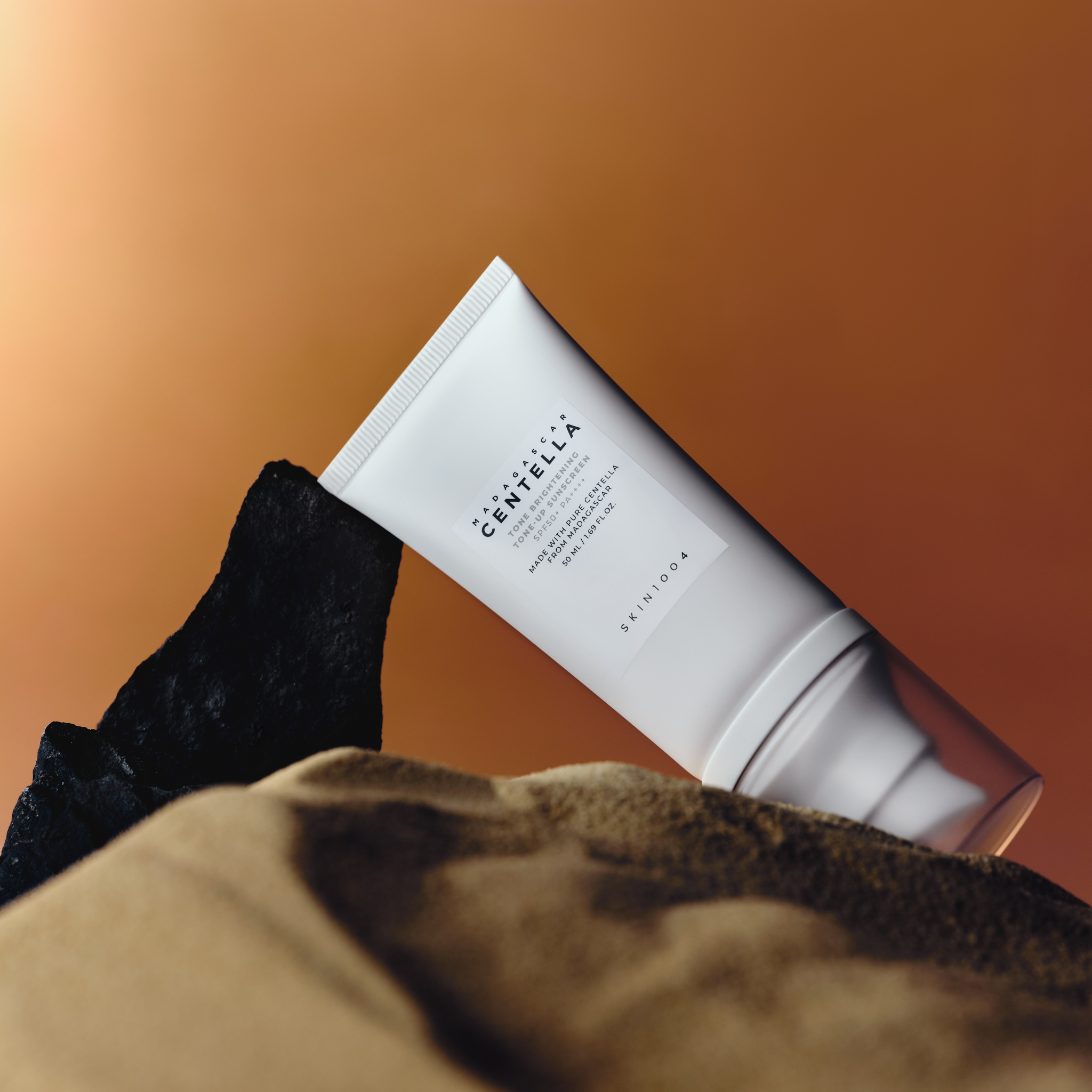 SKIN1004 Madagascar Centella Tone Brightening Tone-Up Sunscreen 50ml de la marque SKIN1004, tube sur fond brun.