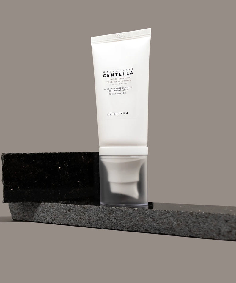 SKIN1004 Madagascar Centella Tone Brightening Tone-Up Sunscreen 50ml de la marque SKIN1004, tube blanc sur fond beige