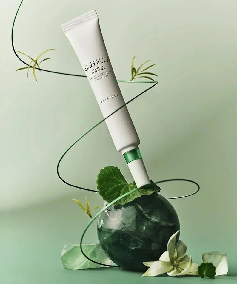 Crème anti-imperfections SKIN1004 Madagascar Centella Tea-trica Spot Cream 20ml sur fond naturel, tube de 20ml.