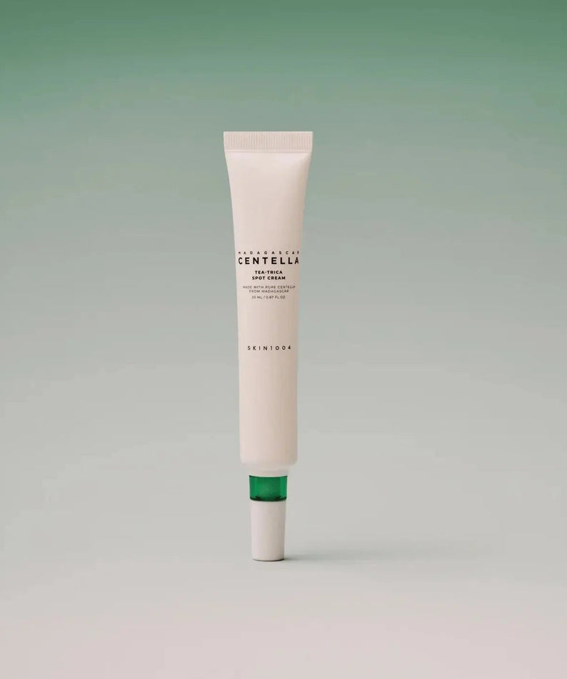 Produit SKIN1004 Madagascar Centella Tea-trica Spot Cream 20ml sur fond vert.
