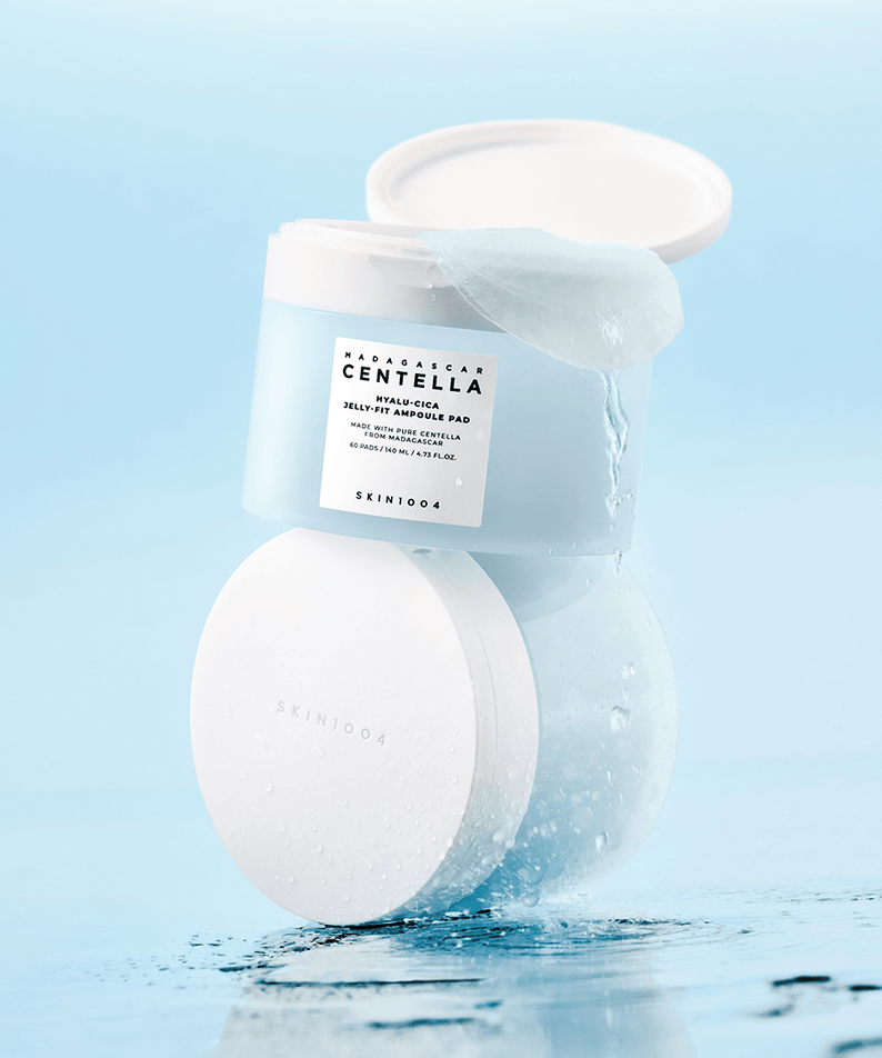 Pads SKIN1004 Madagascar Centella-Hyalu-Cica Jelly Fit (60 feuilles) posées sur une surface avec couvercle ouvert pour soin visage.