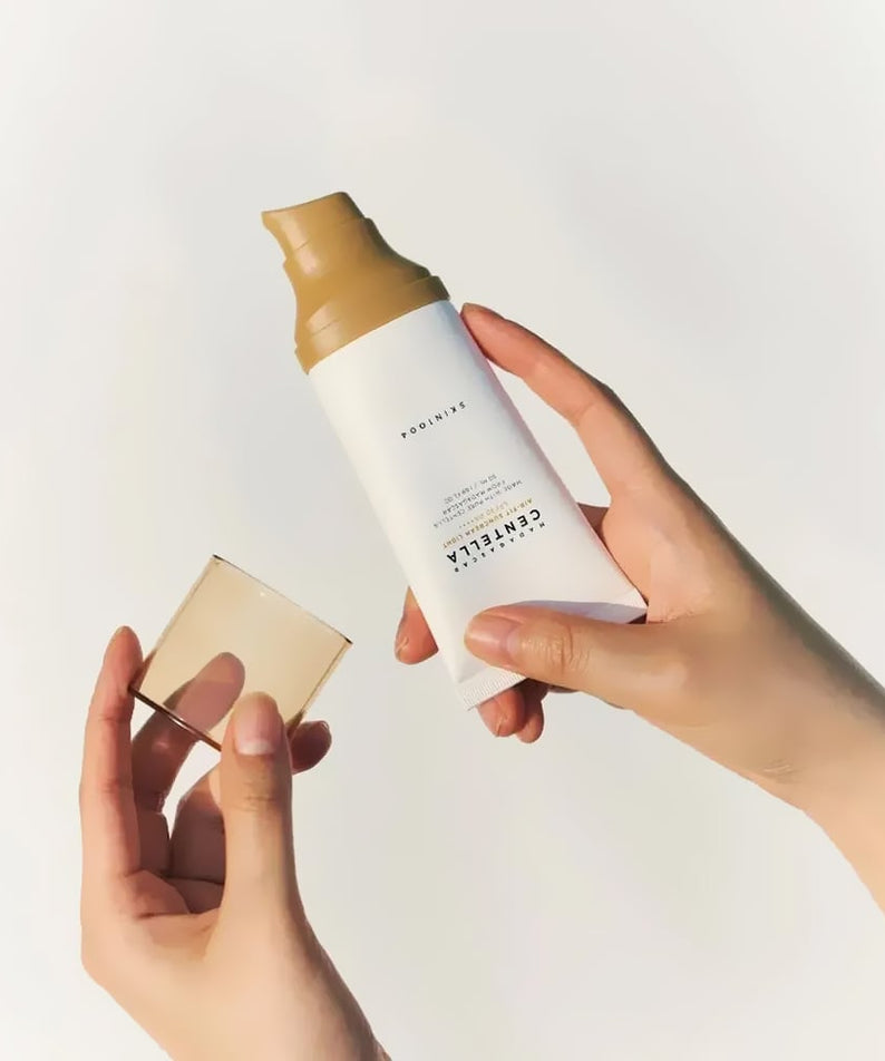 SKIN1004 Madagascar Centella Air-fit Sunscreen Light 50ml en main, flacon ouvert sur fond blanc, protection solaire légère et efficace