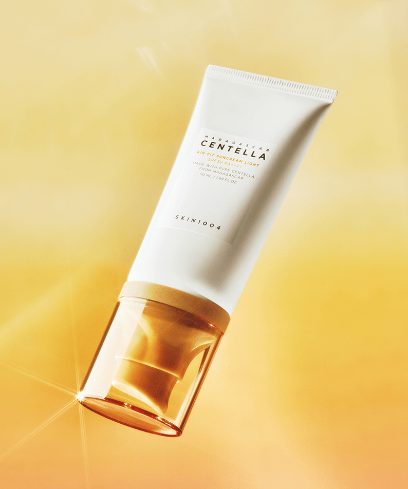 SKIN1004 Madagascar Centella Air-fit Sunscreen Light 50ml sur fond doré et lumineux, crème solaire légère et protectrice.
