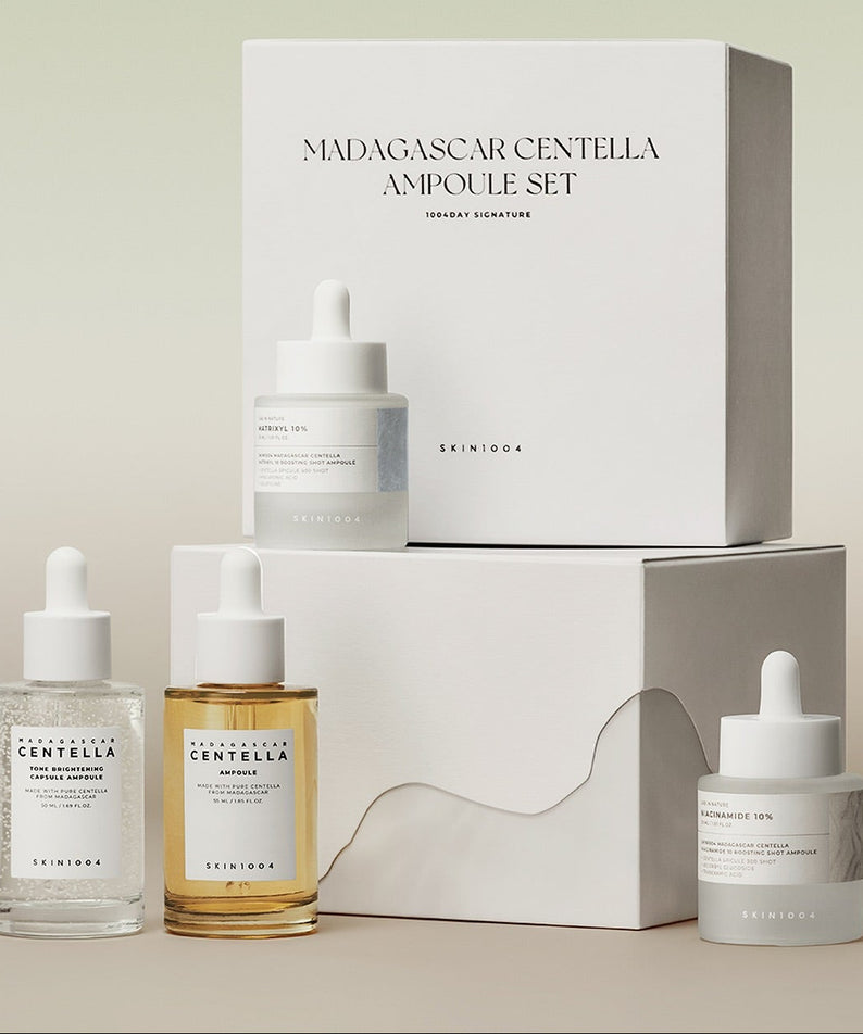 SKIN1004 Madagascar Centella Ampoule Set - 1004 Day Signature sur fond beige, présentation des flacons et coffret blanc.