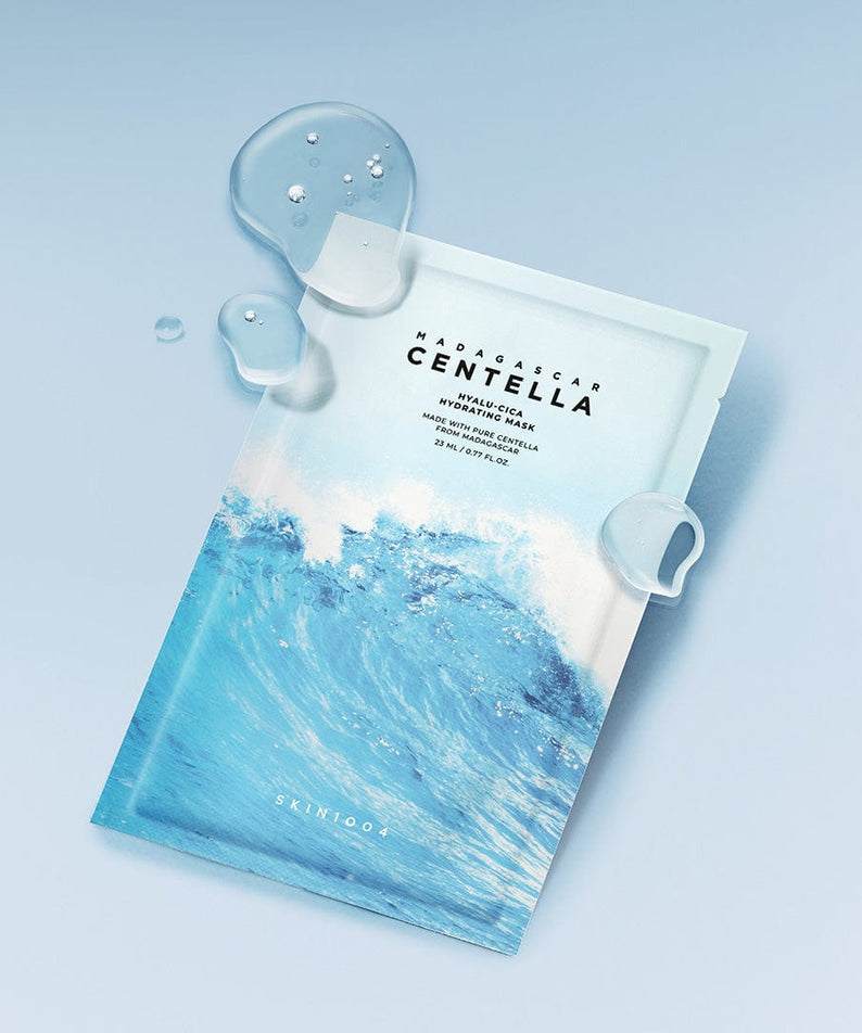 Masque hydratant SKIN1004 Madagascar Centella Hyalu-Cica Acid 23ml [5 sheets] sur fond bleu avec des gouttes d'eau
