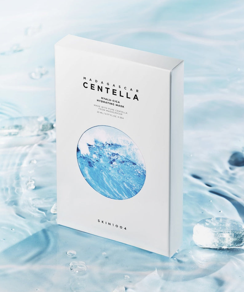 Emballage du SKIN1004 Madagascar Centella Hyalu-Cica Acid Hydrating Mask 23ml [5 sheets] sur fond aquatique.