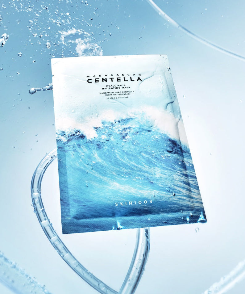 Masque hydratant SKIN1004 Madagascar Centella Hyalu-Cica Acid 23ml [5 sheets] dans l'eau, emballage bleu.