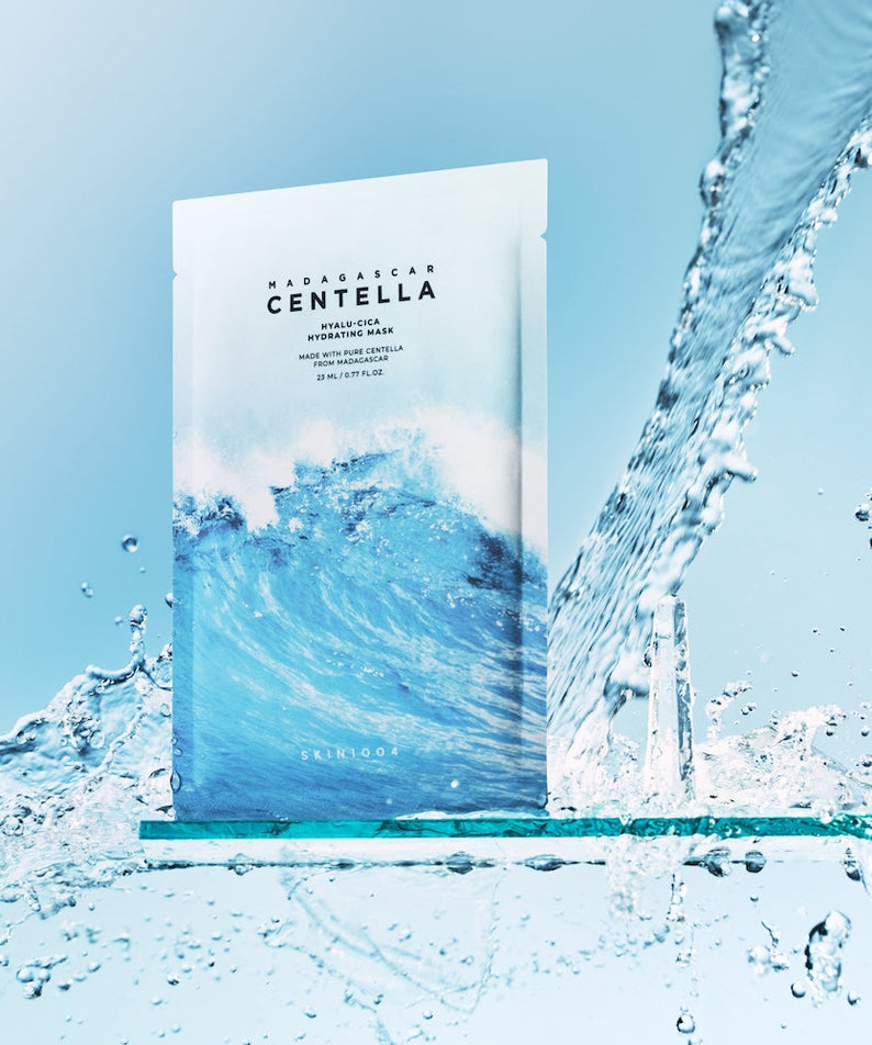 SKIN1004 Madagascar Centella Hyalu-Cica Acid Hydrating Mask 23ml [5 sheets], masque hydratant affiché avec éclaboussures d'eau pour l'hydratation