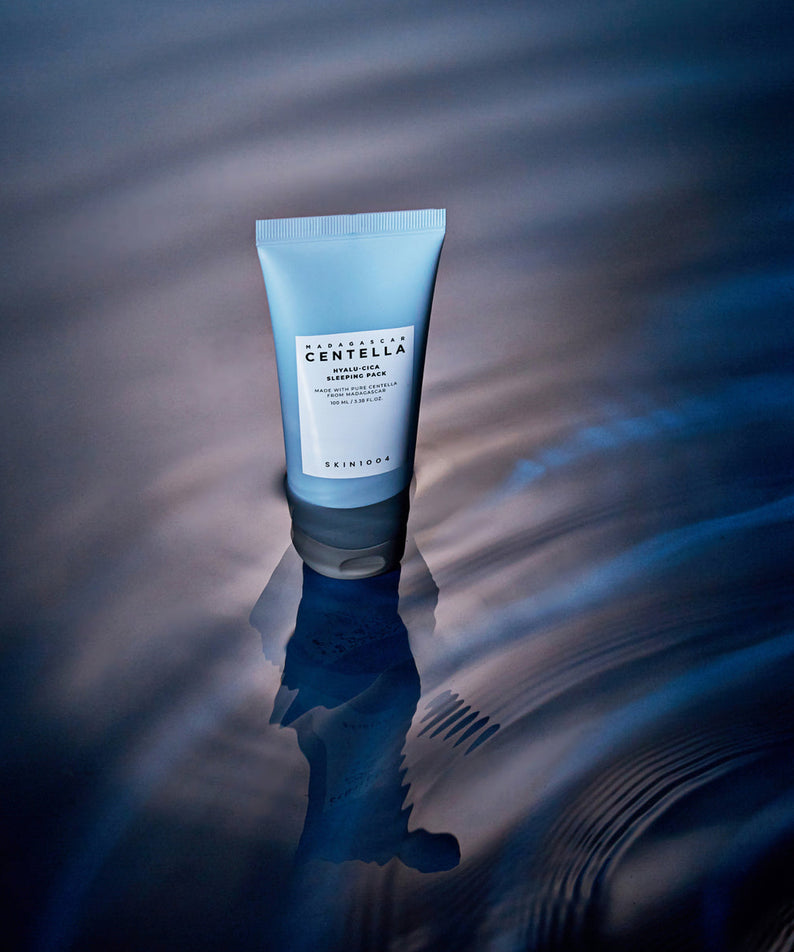 SKIN1004 Madagascar Centella Hyalu-Cica Acid Sleeping Pack 100ml posé sur une surface ondulée bleu nuit.