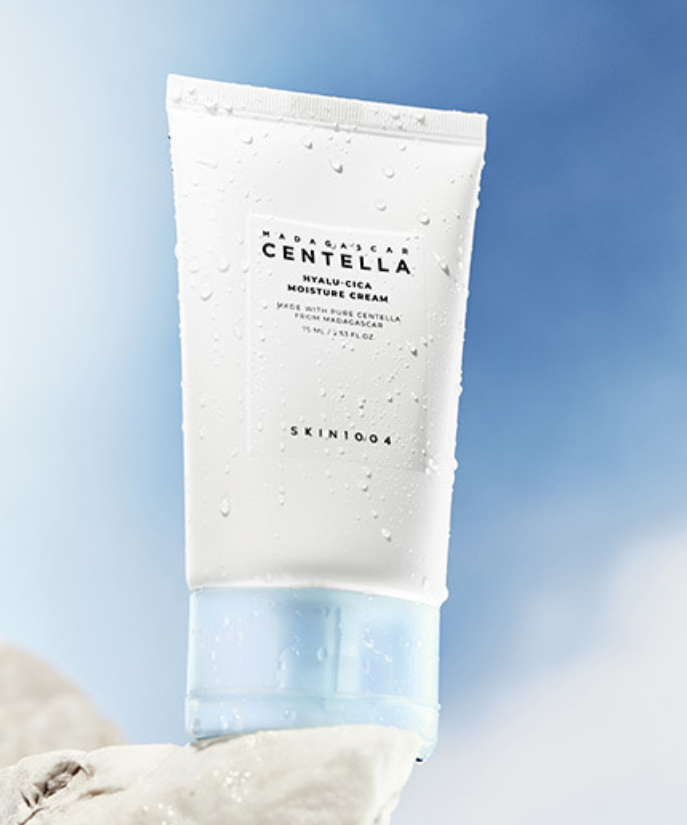 Crème hydratante SKIN1004 Madagascar Centella Hyalu-Cica 75ml posée sur une pierre avec fond bleu.