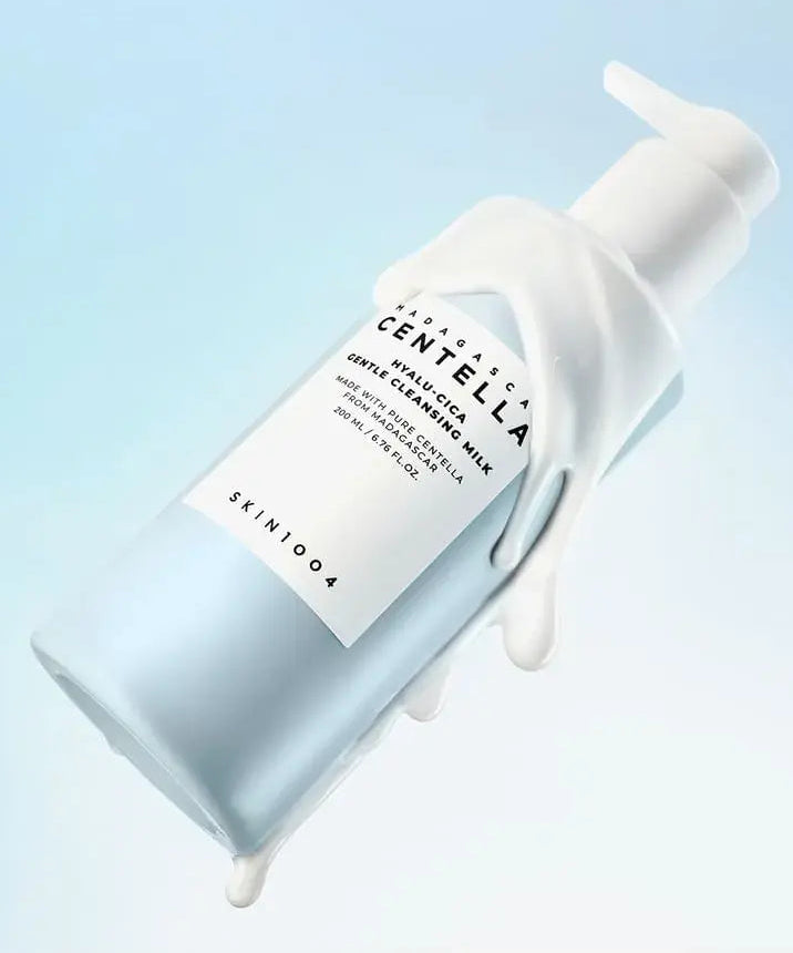 SKIN1004 Madagascar Centella Hyalur-Cica Gentle Cleansing Milk 200ml, nettoyant doux hydratant, bouteille en verre blanc sur fond bleu