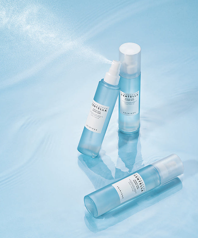 Brume SKIN1004 Madagascar Centella Hyaluronic Acid Cloudy Mist 120ml sur fond bleu, hydratation et fraîcheur intense.