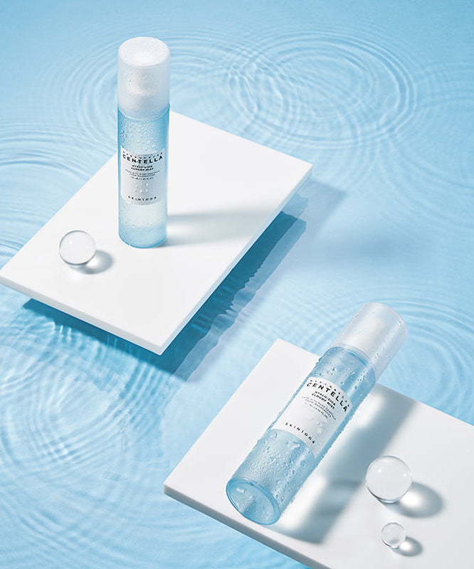 SKIN1004 Madagascar Centella Hyaluronic Acid Cloudy Mist 120ml en ambiance aquatique avec reflets d'eau douce