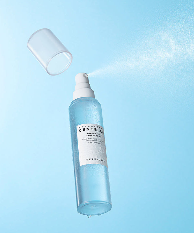 Vaporisateur de SKIN1004 Madagascar Centella Hyaluronic Acid Cloudy Mist 120ml sur fond bleu