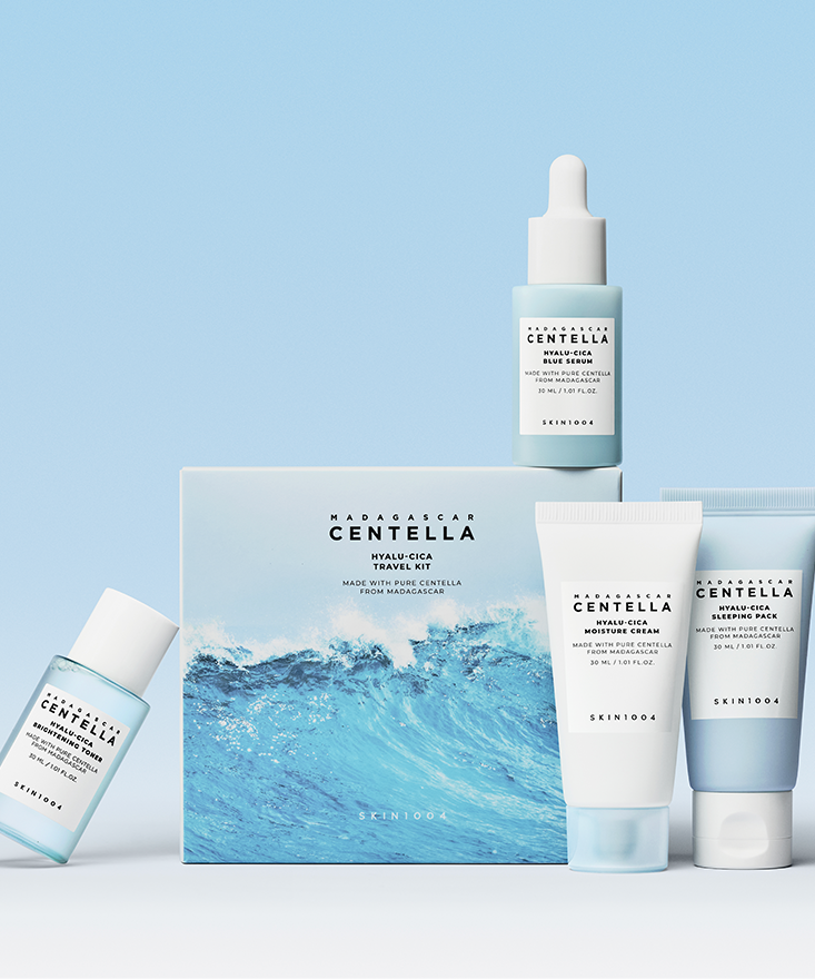 Ensemble de voyage SKIN1004 Madagascar Centella Hyaluronic Acid Travel Kit avec sérums et crèmes sur fond bleu océan, idéal pour la peau.