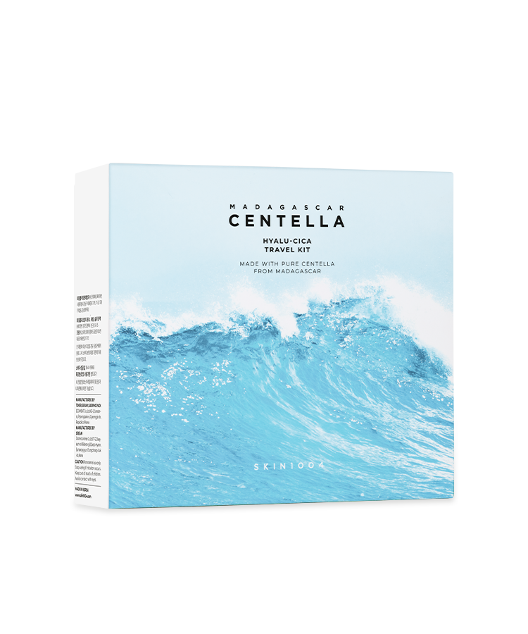 Kit de voyage SKIN1004 Madagascar Centella Hyaluronic Acid sur fond de mer bleu, boîte fermée.