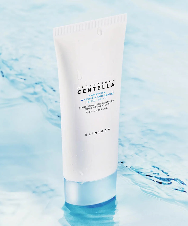 SKIN1004 Madagascar Centella Hyaluronic Acid Water-Fit Sun Serum 100ml sur fond d'eau, hydratation optimale et protection solaire.