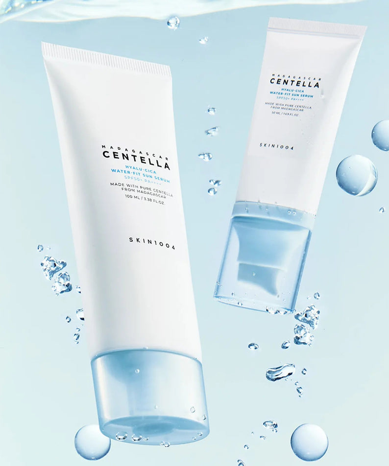 SKIN1004 Madagascar Centella Hyaluronic Acid Water-Fit Sun Serum 100ml, flacons modernes sur fond bleu avec éclaboussures d'eau
