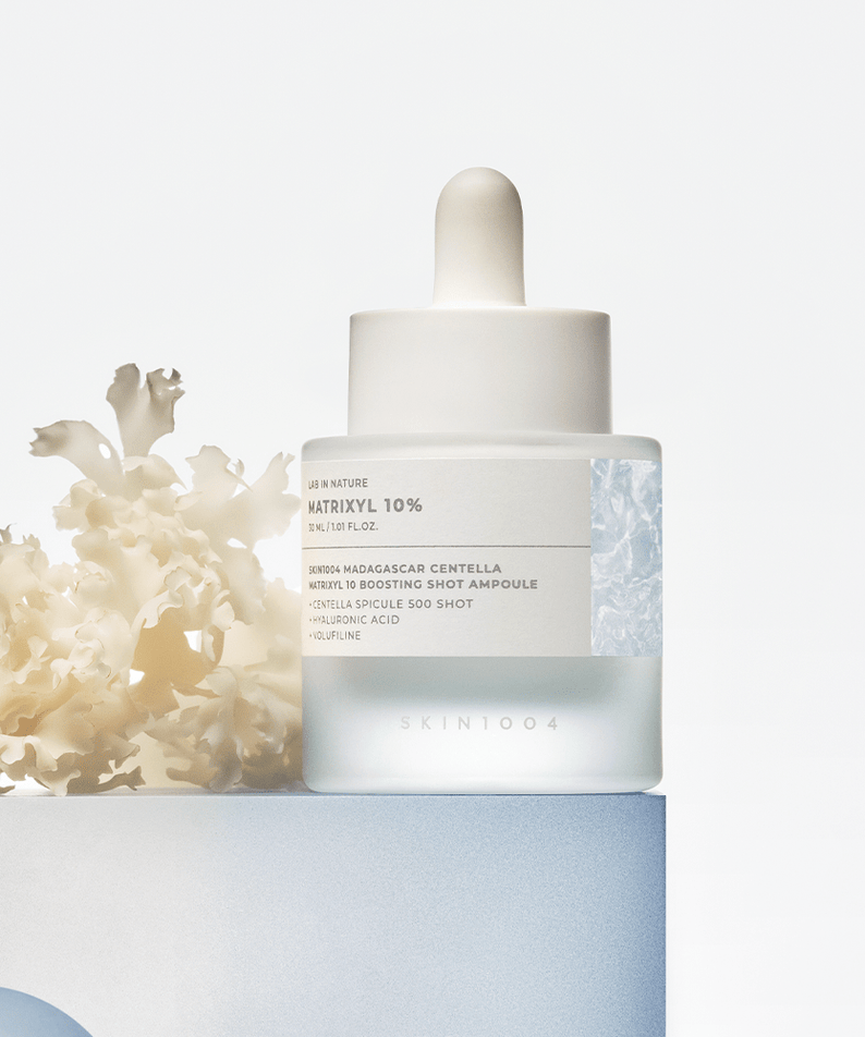 Ampoule de 30ml SKIN1004 Madagascar Centella Matrixyl 10 Boosting Shot sur fond blanc avec design moderne et élégant.
