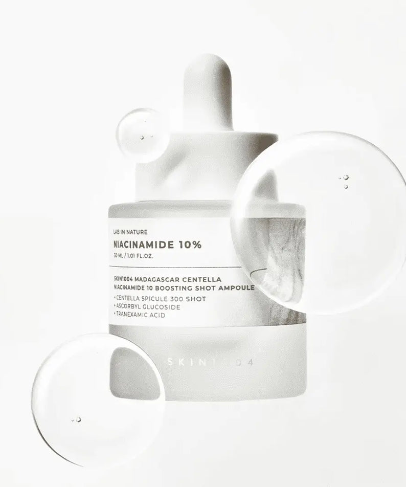 SKIN1004 Madagascar Centella Niacinamide 10 Boosting Shot Ampoule 30ml avec bulles d'effet autour du flacon.
