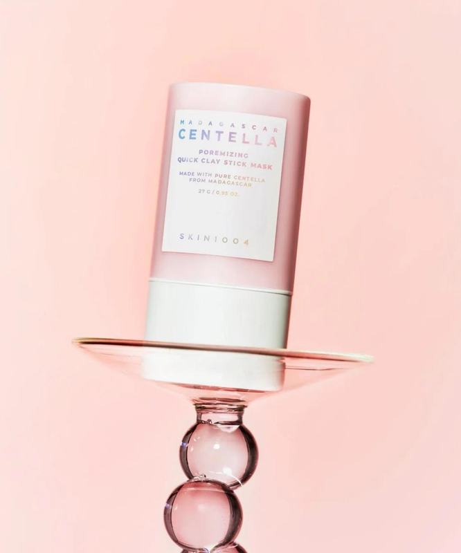 SKIN1004 Madagascar Centella Poremising Quick Clay Stick Mask 27g, image du produit sur fond rose élégant.