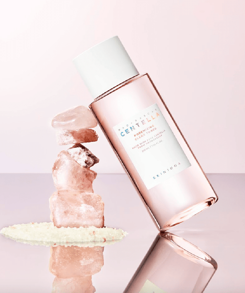 SKIN1004 Madagascar Centella Poremizing Clear Toner 210ml avec des minéraux naturels, présenté sur un fond rose.