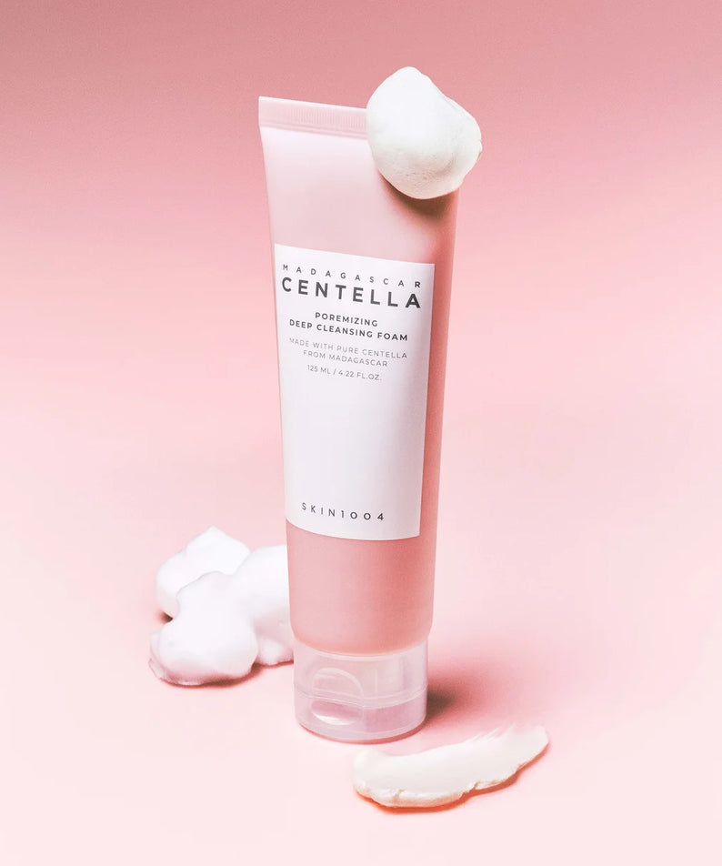 Image du SKIN1004 Madagascar Centella Poremizing Deep Cleansing Foam 125ml avec fond rose clair et mousse au premier plan.