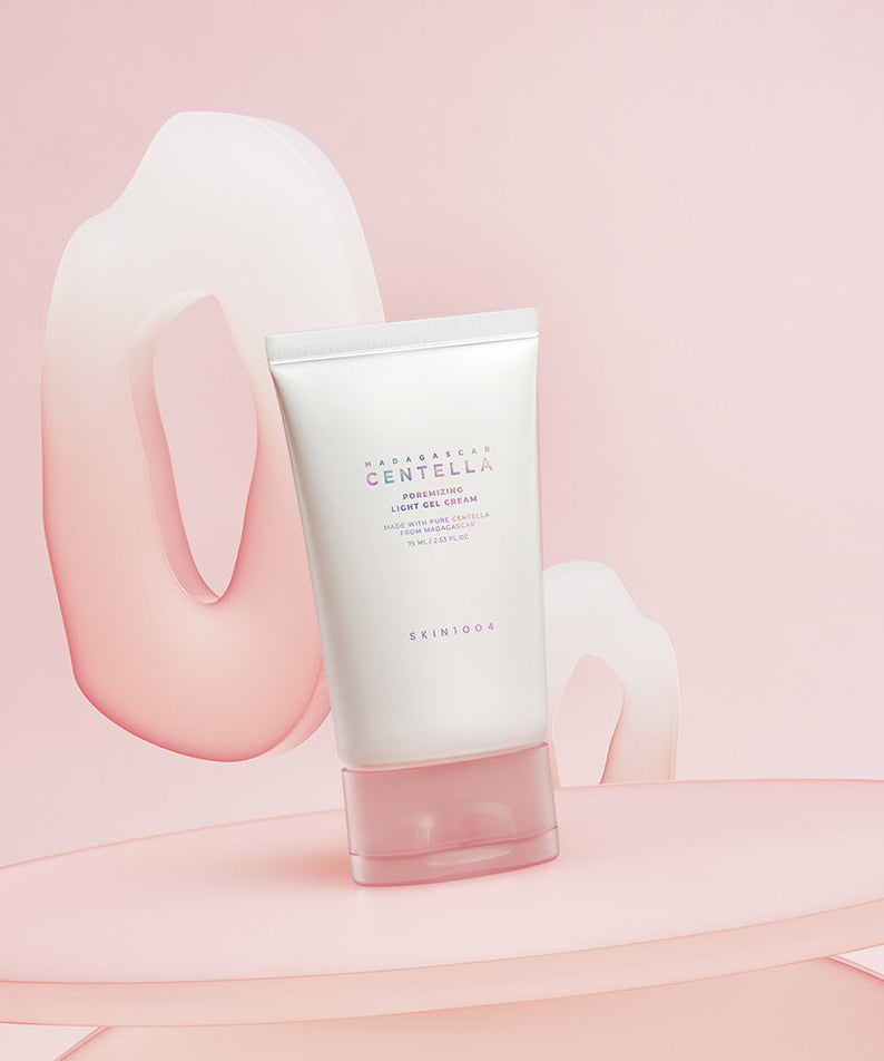 SKIN1004 Madagascar Centella Poremizing Light Gel Cream 75ml crème hydratante légère en gel sur fond rose artistique.