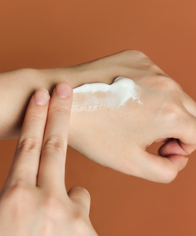 Application de SKIN1004 Madagascar Centella Probio-cica Enrich Cream 50ml sur la peau, texture douce et hydratante.