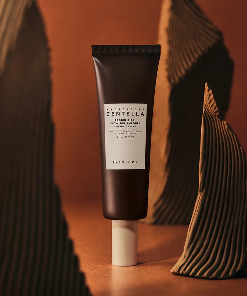 SKIN1004 Madagascar Centella Probio-cica Glow Sun Ampoule 50ml dans un décor artistique en terre cuite.
