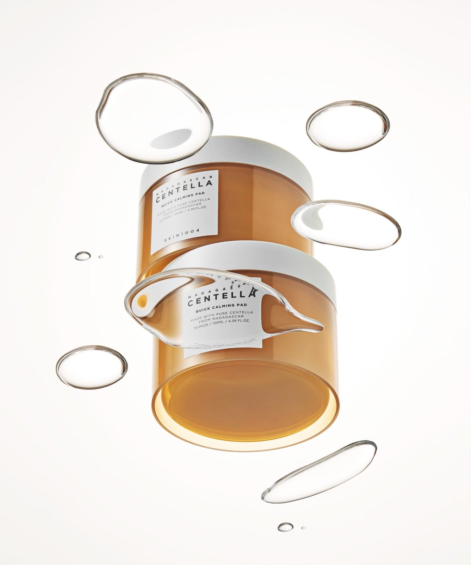 Photo du produit SKIN1004 Madagascar Centella Quick Calming Pads 70 sheets avec pots flottants et gouttes d'eau.