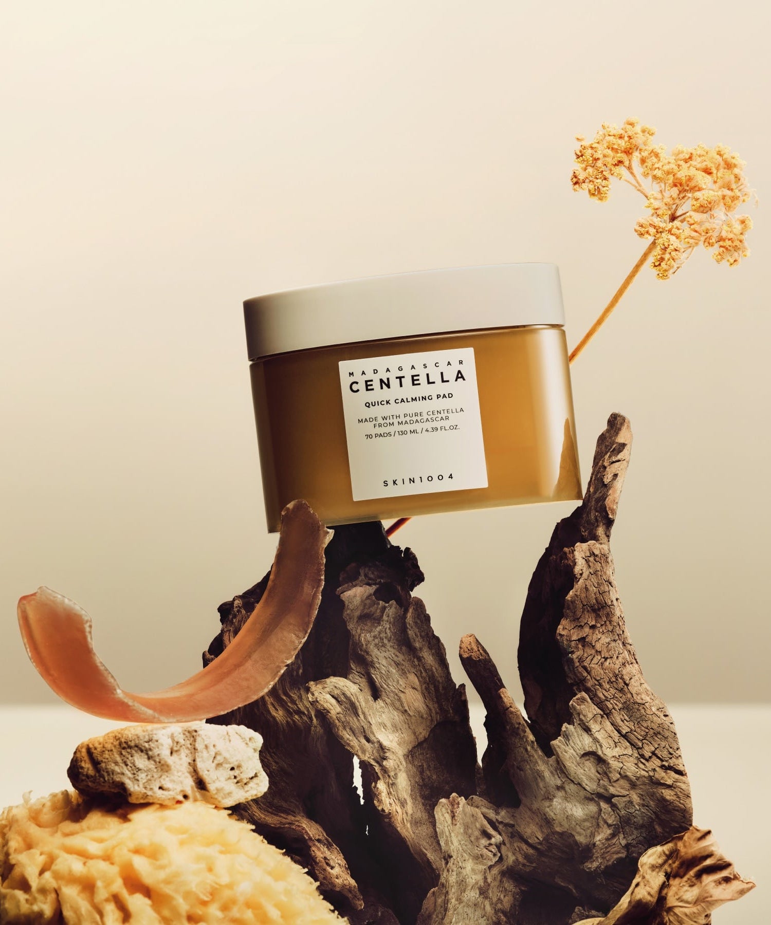 Boîte de SKIN1004 Madagascar Centella Quick Calming Pads 70 sheets posée sur du bois décoratif.