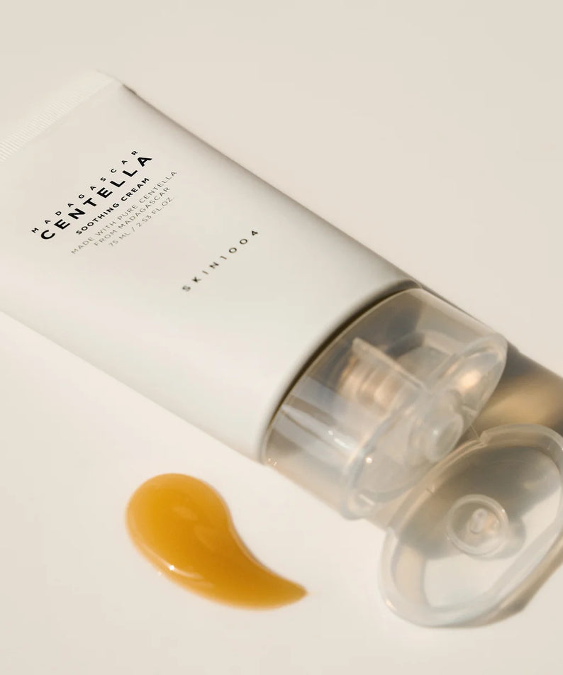 Crème apaisante SKIN1004 Madagascar Centella 75ml avec texture, idéale pour peau sensible.