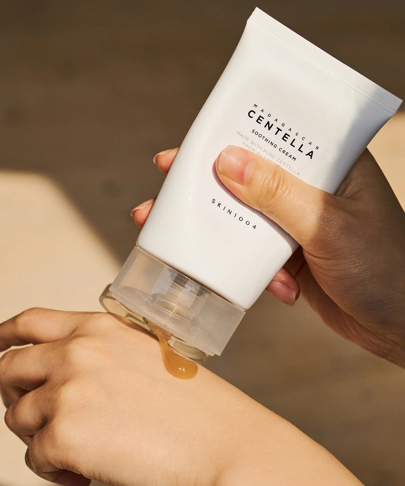 Application de SKIN1004 Madagascar Centella Soothing Cream 75ml sur la main pour apaiser la peau sensible. Hydratation et soin naturel.