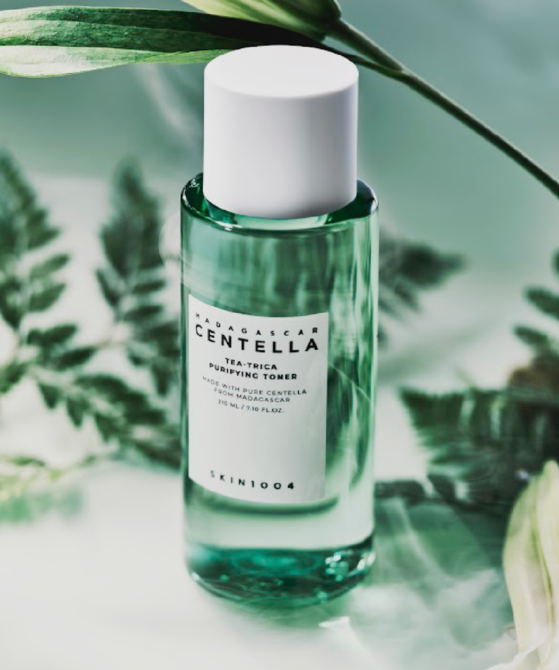 SKIN1004 Madagascar Centella Tea-trica Purifying Toner 210ml sur fond de feuillage vert