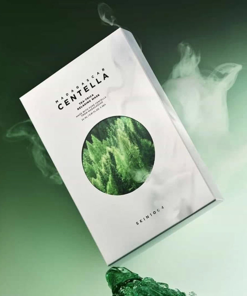 Masque relaxant SKIN1004 Madagascar Centella Tea-trica 24ml [5 feuilles] sur fond de fumée verte, bien-être naturel.